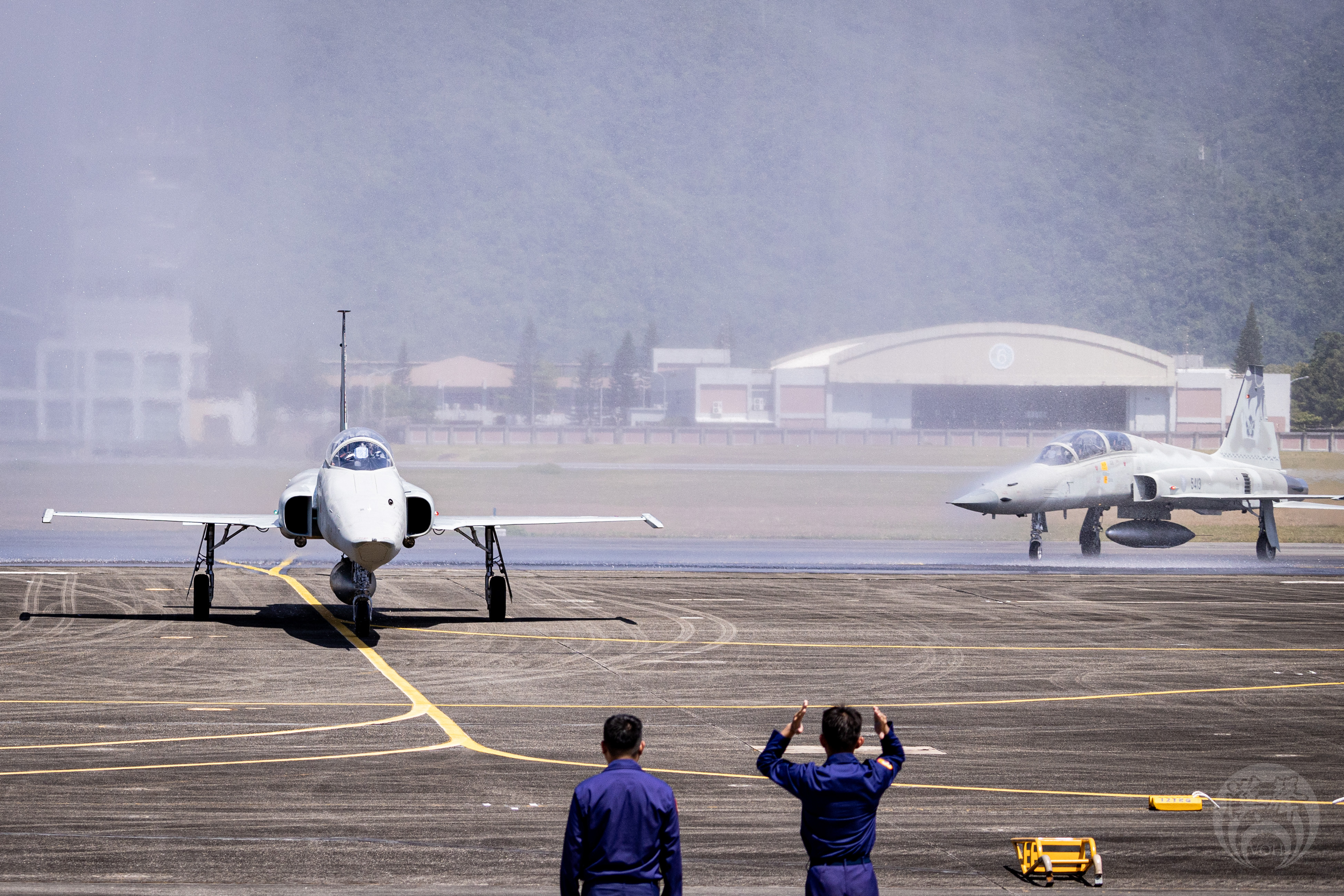 RF-5E偵察機及F-5戰機經過噴灑水門致敬儀式